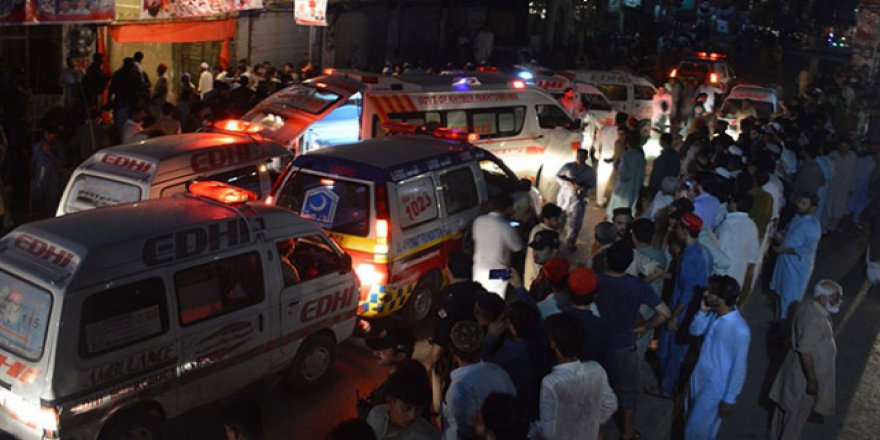 Pakistan'da miting kana bulandı