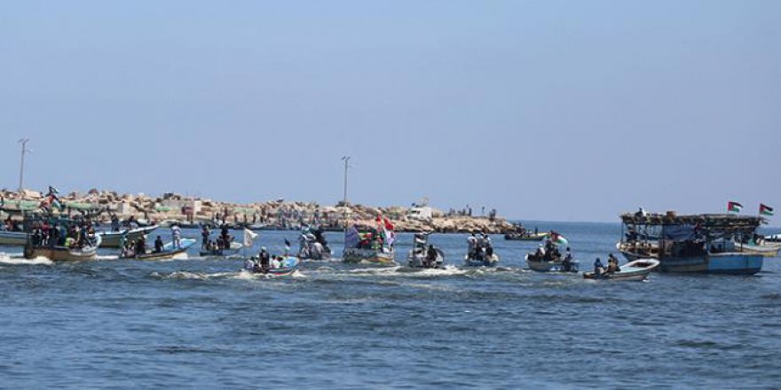 İsrail Gazze'ye açılan gemiyi durdurdu