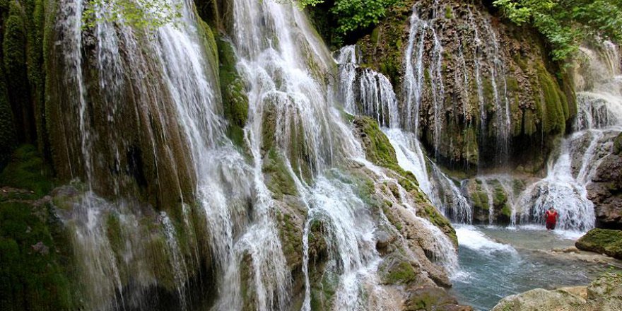 Vatandaşlar sıcak havalarda Karamanastır Şelalesi'ne koştu