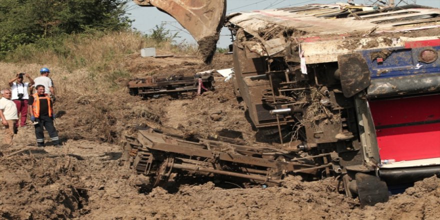 Çorlu'daki tren kazasının ardından onarım çalışmaları sürdürülüyor