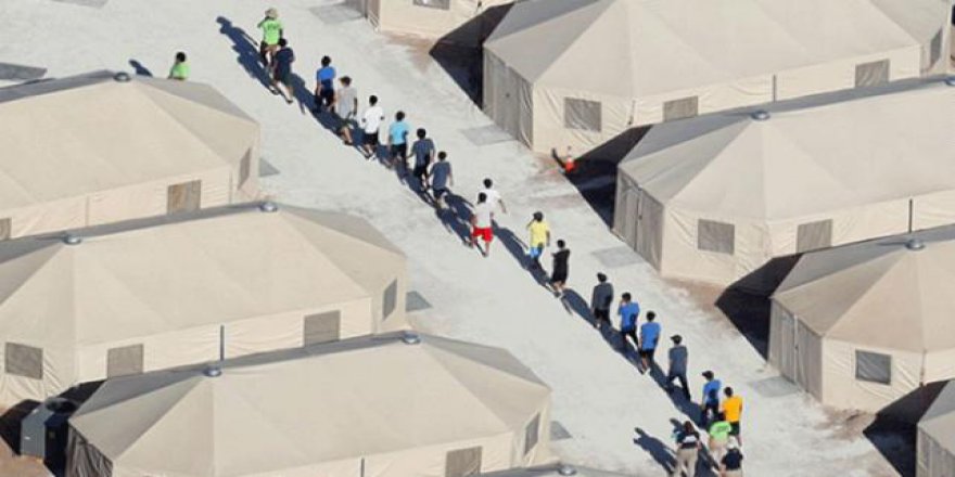 Göçmen çocukların yarısı ailelerinden ayrı tutuluyor