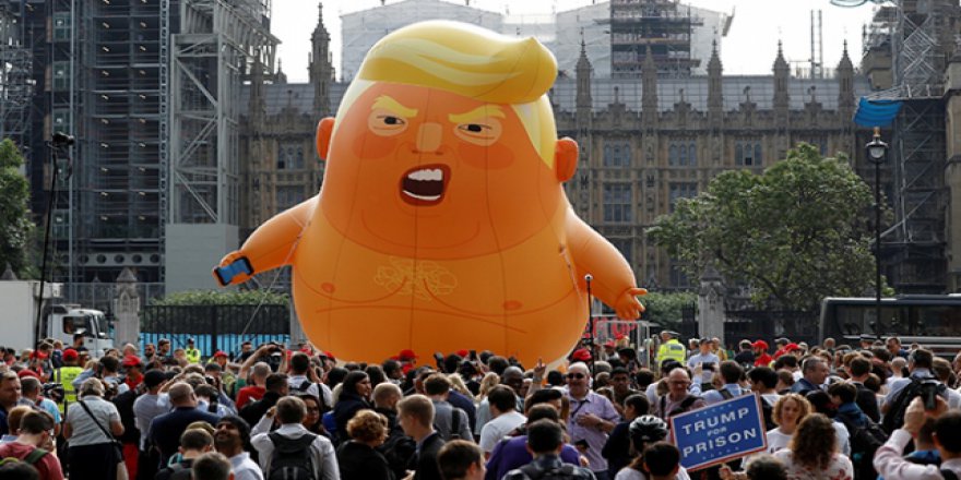 Trump Londra'da kaldığı süre boyunca protesto edildi