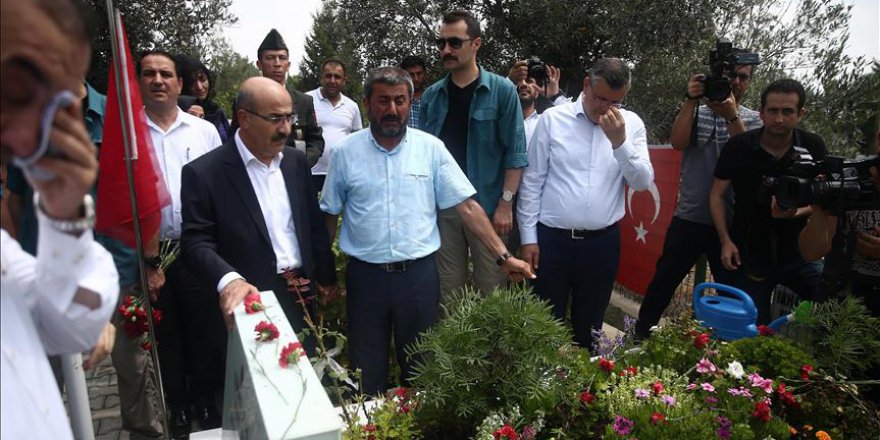 Şehit ikizlerin mezarı başında duygulu anma