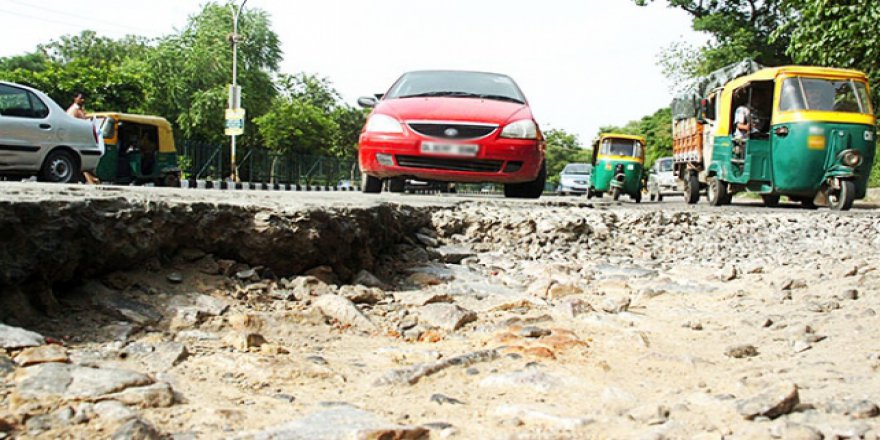 Yollardaki çukurlar Hint sürücülerin kabusu