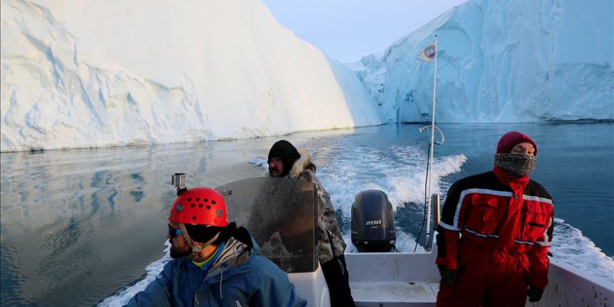 11 milyon ton ağırlığındaki buz kütlesi köye yaklaşıyor