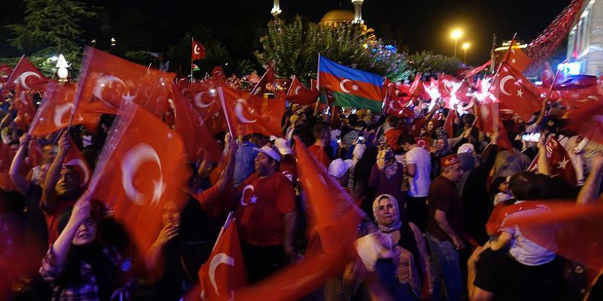 İBB'nin 15 Temmuz programına binlerce vatandaş katıldı