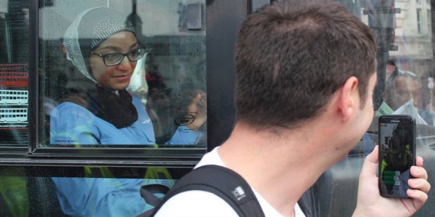 Başörtülü otobüs şoförünün yolunu kestiler