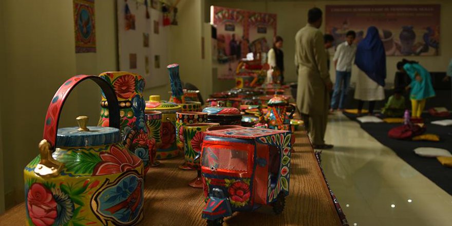 Pakistanlı çocuklara boyama eğitimi