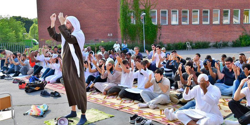 İsveç'te yağmurun yağması yangınların sönmesi için duaya çıkıldı