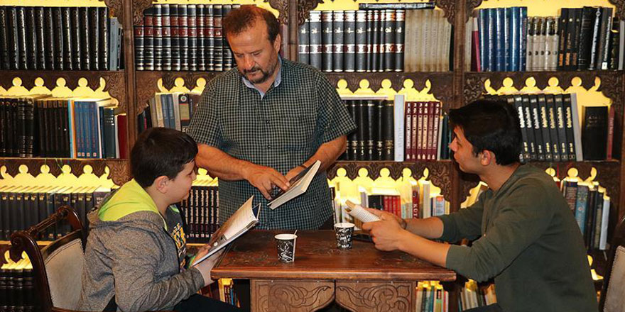 Emekli memur 45 okula kütüphane kazandırdı