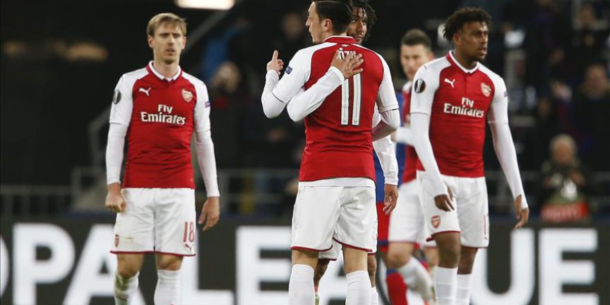 Irkçılığa uğrayan Özil'e takım arkadaşları destek verdi