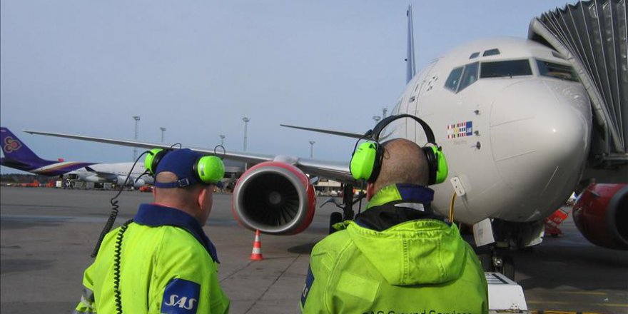 Afgan göçmeni sınır dışı eden İsveç uçakta protesto edildi