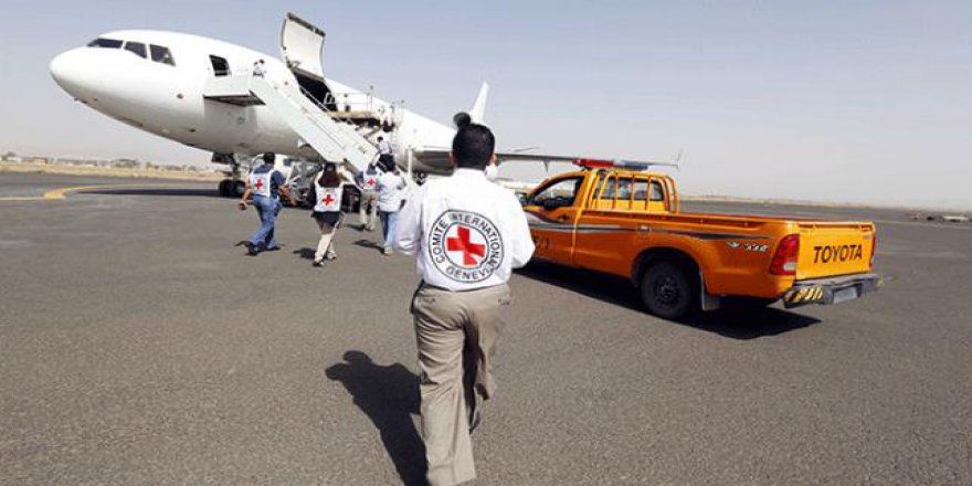Yemen'e giden Kızılhaç uçağı zorunlu iniş yaptı
