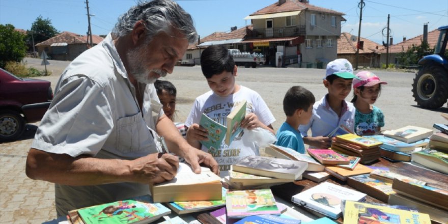 Güzel bir hizmet metodu: Kamyoneti ile köy çocuklarına okumayı sevdiriyor