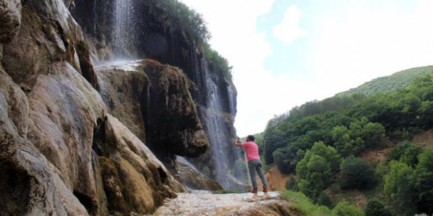 Dipsiz Göl Şelalesi yaz aylarında ilgi görüyor