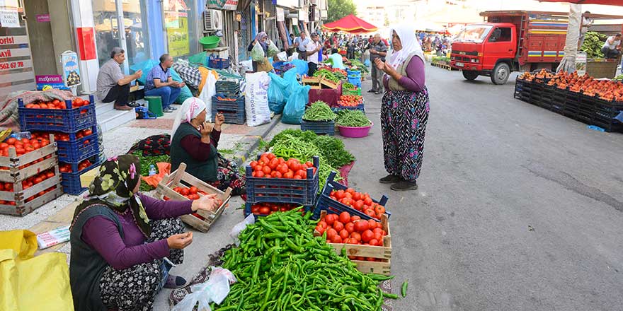 Semt pazarı zabıta memurunun duasıyla başlıyor