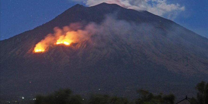 Büyük Okyanus'un ada ülkesinde yanardağ faaliyete geçirildi