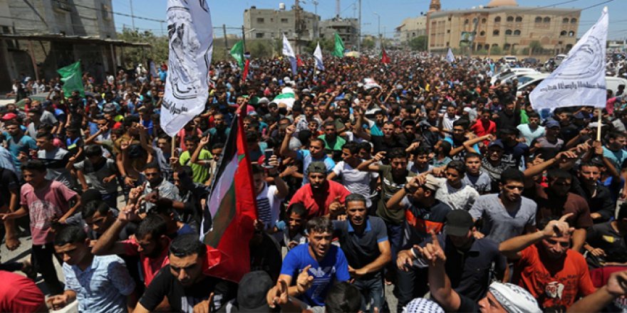 Gazze şehitlerini uğurladı