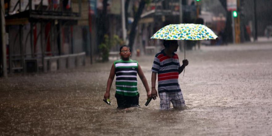 Hindistan'daki yağışlarda hayatını kaybedenlerin sayısı 64'e yükseldi