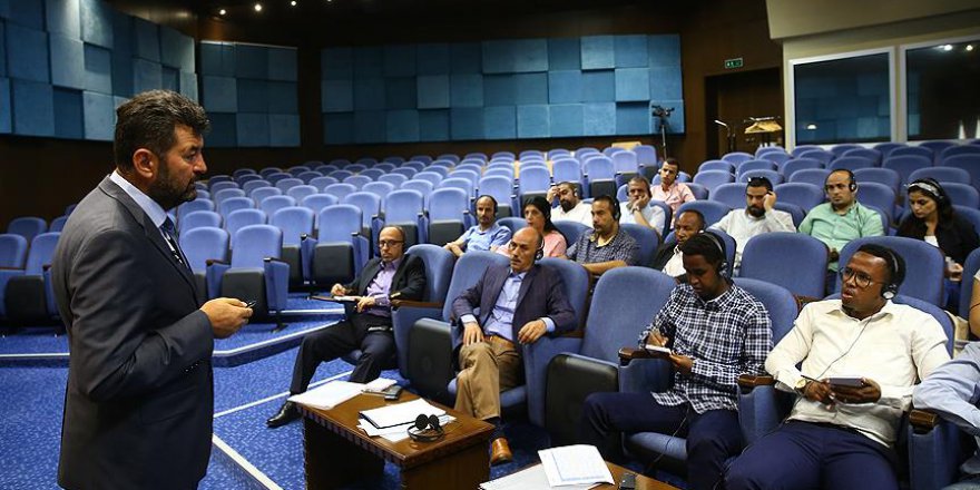 Yabancı gazetecilere muhabirlik eğitimi