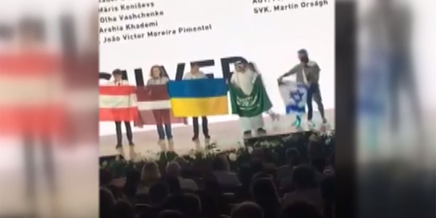 Helal olsun Suudi gence: İsrail bayrağının yanında durmayı reddetti