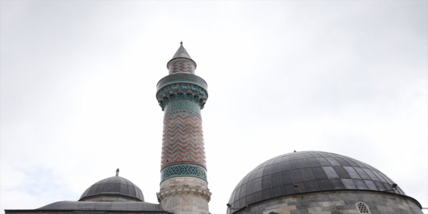 Bursa'daki 12 bin parça çini minareli cami yıllara meydan okuyor