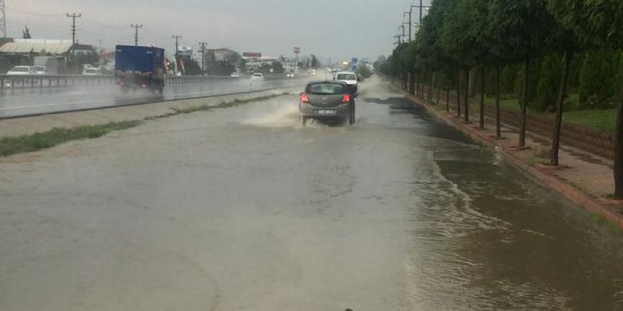 Şiddetli yağış Keşan ilçesini göle çevirdi