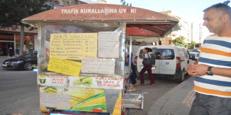 Hem mısır satıyor hem insanların derdini dinliyor