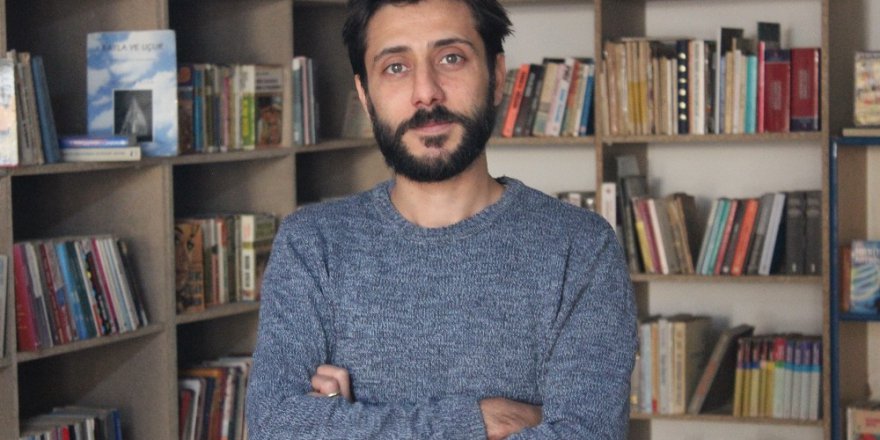 Çocuklara bulduğu kitapları ücretsiz dağıtıyor