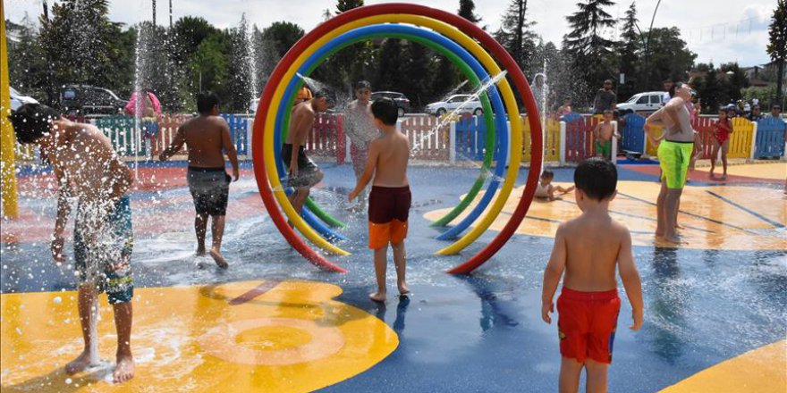 Ordu'da çocuklar su oyun parkında serinliyor