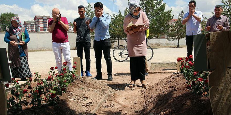 PKK tarafından katledilen astsubay eşi ve çocuğunun mezarına ziyaretçi akını