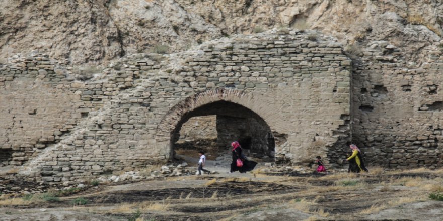 Van Kalesi binlerce yıllık tarih ve ihtişamı ile ziyaretçilerini ağırlıyor