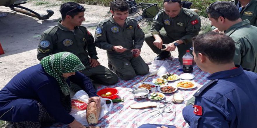 Köylüler askerleri ağırladı