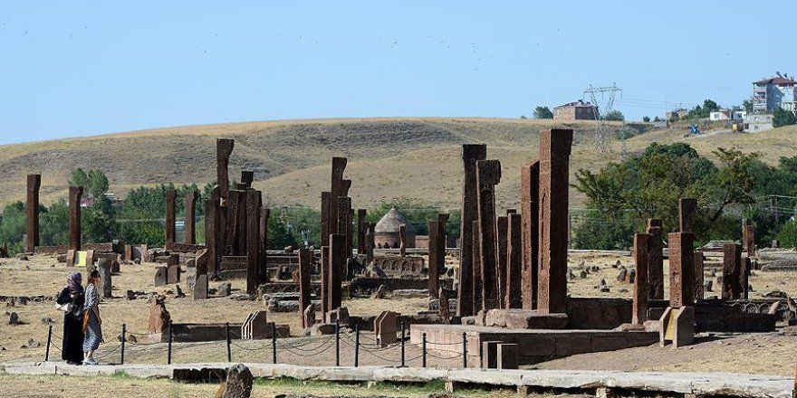 UNESCO'nun listesindeki Türk-İslam mezarlığı ziyaretçi akınına uğruyor