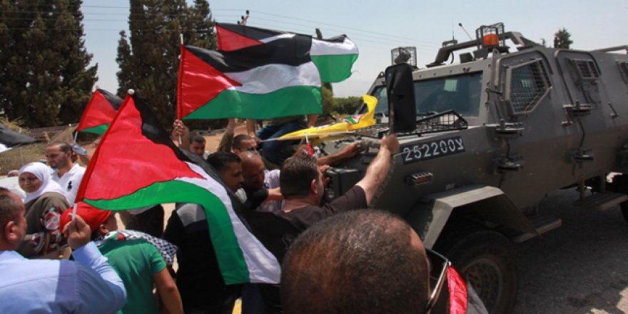 Filistinliler, İşgalci İsrail askerlerini protesto etti