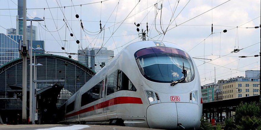 Almanya'da bir tren 8 evi birden yaktı