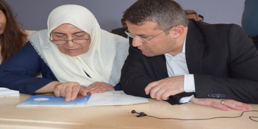 Yaşı okuma sevgisine engel olamadı