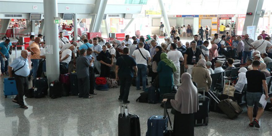 Arnavutluk'un hacı adayları Kutsal Topraklar'a gitti