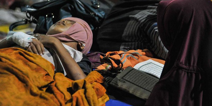 Endonezya depremin acılarını atlatmak için yardım bekliyor