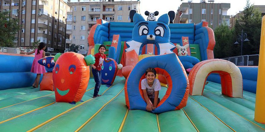 Mardinli çocuklar 'eğlence parkı'nda eğleniyor