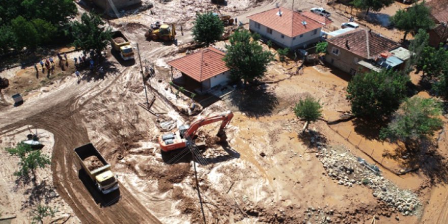 Elmalı'da sel felaketinden zarar gören bölgeler temizleniyor