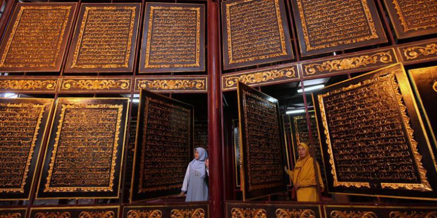 Ahşap işlemeli en büyük Kur'an-ı Kerimi bir milyon kişi ziyaret etti