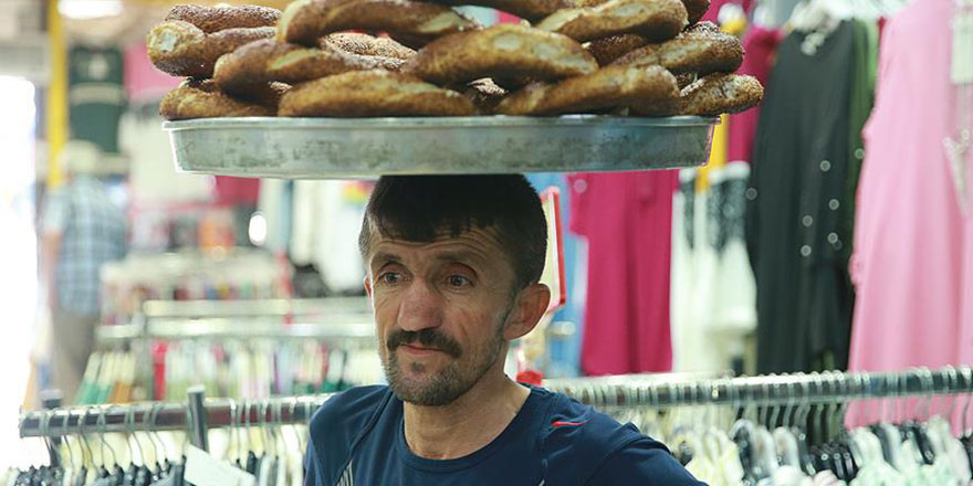 'Simitçi Erkan'dan Suriyeli Türkmen çocuklara bayramlık