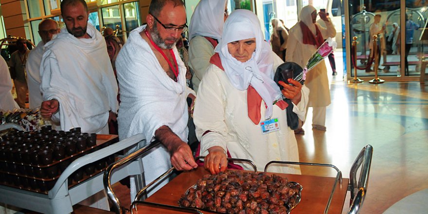 Hacı adayları çiçeklerle karşılanıyor