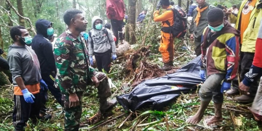 Endonezya'da uçak düştü: 8 ölü