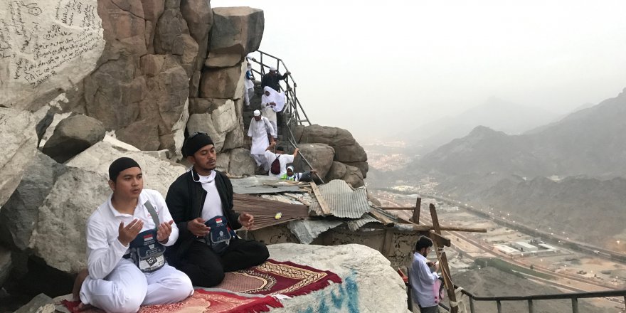 Hacı adayları Kur'an-ı Kerim'in inmeye başladığı mağarayı ziyaret ediyor