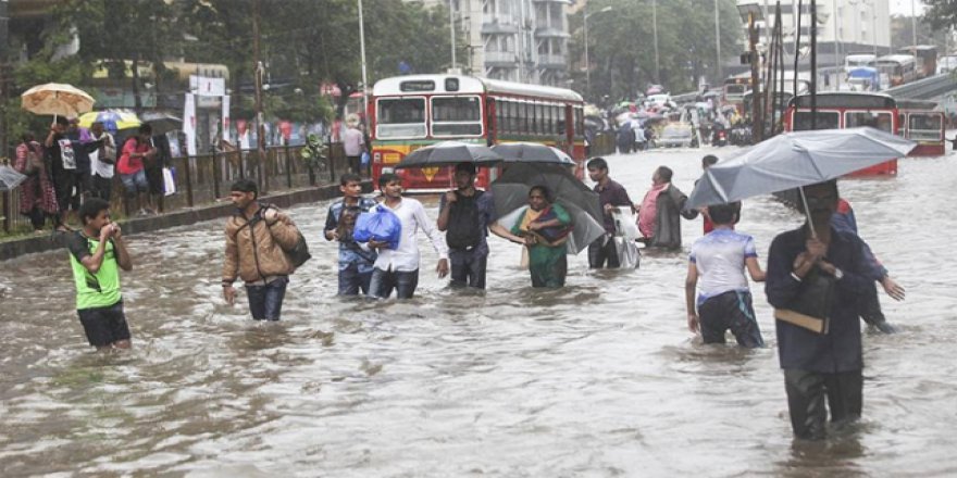 Çatışmaların yaşandığı Cammu Keşmir'i sel vurdu