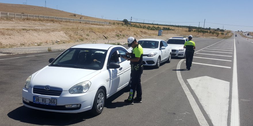 Sürücüleri kurallar konusunda 'tatlı' dil ile uyarıyorlar