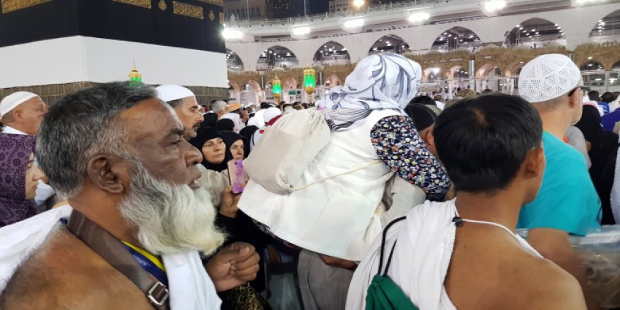 Annesini Kabe'de sırtında taşıdı