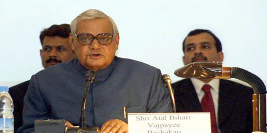 Hindistan'ın eski başbakanı hayatını kaybetti